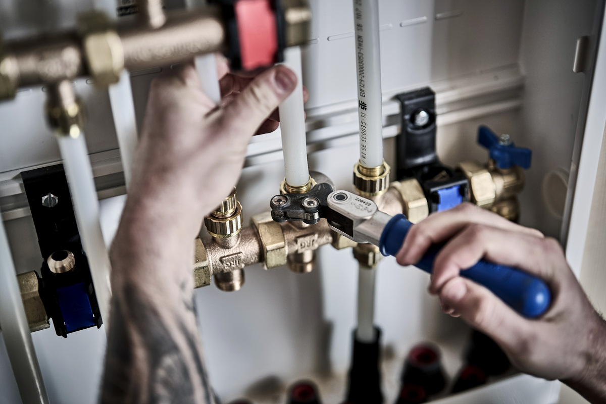 VB-rørlegger installerer vannbåren varme